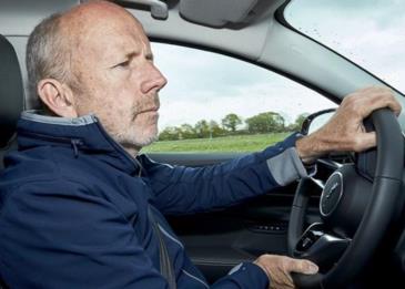 مايك كروس من جاكوار لاند روڤر يفوز بجائزة "أوتوكار" عن إنجازاته مدى الحياة